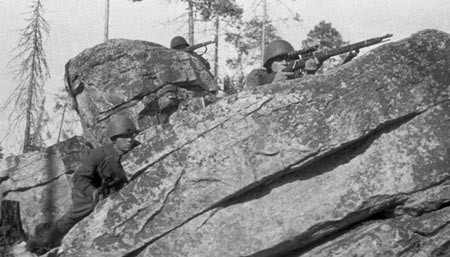 Невозможный выстрел: как снайпер Лазутин трех фашистов одним выстрелом убил Невозможный выстрел: как снайпер Лазутин трех фашистов одним выстрелом убил