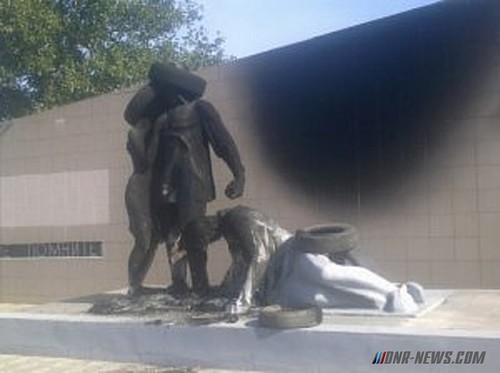 Вандализм на Украине: хунвейбины на фоне советских пирамид Вандализм на Украине: хунвейбины на фоне советских пирамид
