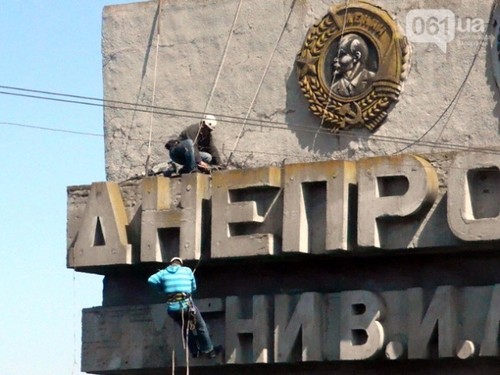 Вандализм на Украине: хунвейбины на фоне советских пирамид Вандализм на Украине: хунвейбины на фоне советских пирамид