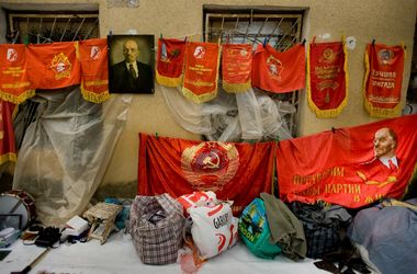 Дедушка Ленин, создавший Украину и сегодня продолжает её кормить. Дедушка Ленин, создавший Украину и сегодня продолжает её кормить.