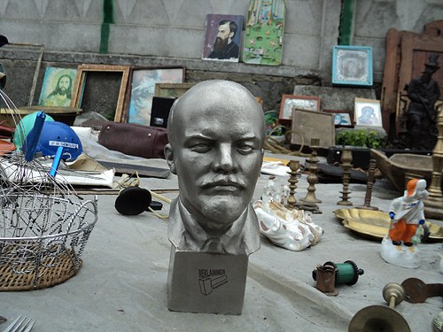 Дедушка Ленин, создавший Украину и сегодня продолжает её кормить. Дедушка Ленин, создавший Украину и сегодня продолжает её кормить.