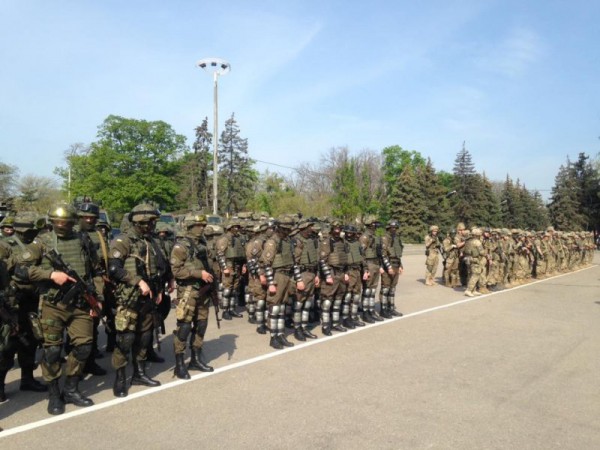 На Куликово поле в Одессе согнали всех: собаки, нацгады, менты и куча бронетехники На Куликово поле в Одессе согнали всех: собаки, нацгады, менты и куча бронетехники