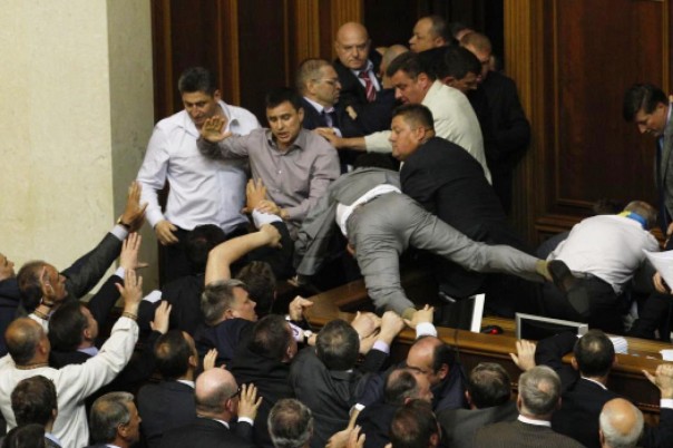 Верховная Зрада переименовала Днепропетровск в Днепр, а Днепродзержинск в Каменское