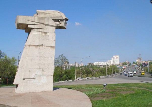 В Запорожье сносят одну из визитных карточек города — гигантский монумент комсомольцам-строителям ДнепроГЭС В Запорожье сносят одну из визитных карточек города — гигантский монумент комсомольцам-строителям ДнепроГЭС