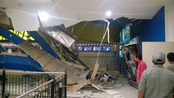 Эквадор: десятки погибших, паника, цунами, нет связи, энергии и дорог