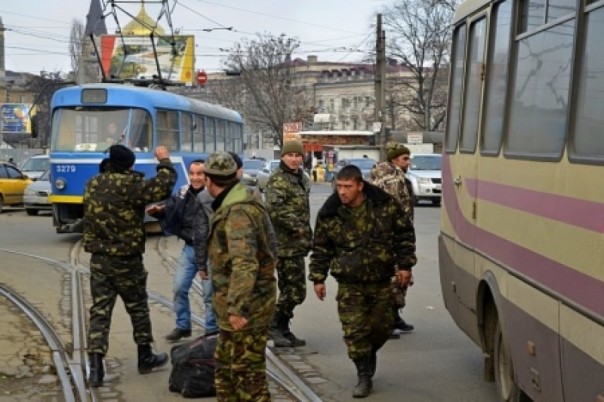 «Тебе табуретку дать?!» Вояк АТО не пускают в автобусы и гонят с автовокзалов «Тебе табуретку дать?!» Вояк АТО не пускают в автобусы и гонят с автовокзалов
