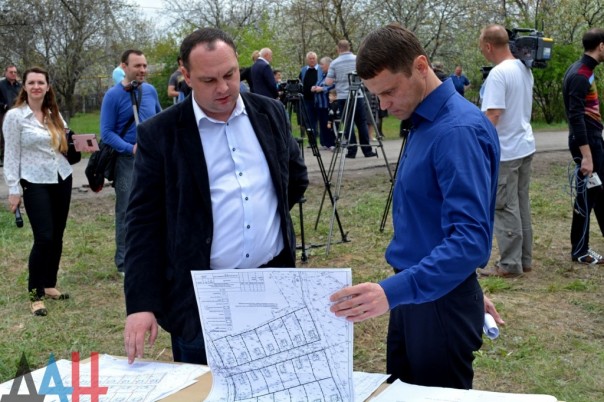 Глава ДНР Александр Захарченко проинспектировал начало строительных работ на 18 частных домах Глава ДНР Александр Захарченко проинспектировал начало строительных работ на 18 частных домах