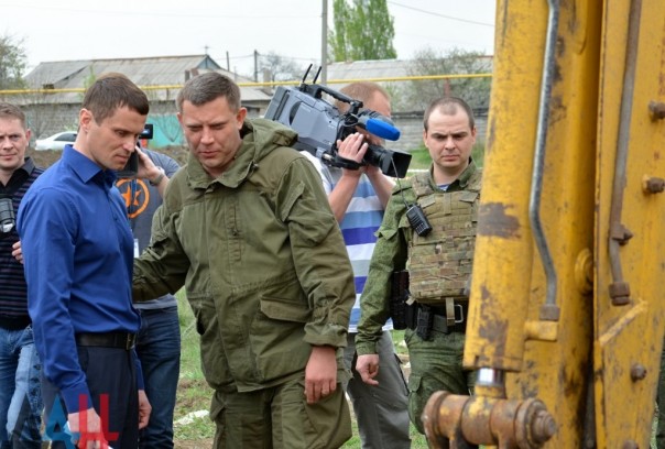 Глава ДНР Александр Захарченко проинспектировал начало строительных работ на 18 частных домах Глава ДНР Александр Захарченко проинспектировал начало строительных работ на 18 частных домах