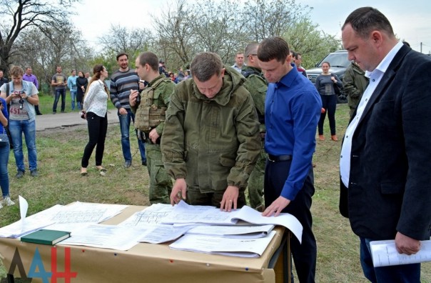 Глава ДНР Александр Захарченко проинспектировал начало строительных работ на 18 частных домах Глава ДНР Александр Захарченко проинспектировал начало строительных работ на 18 частных домах