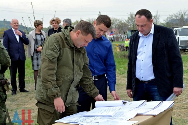 Глава ДНР Александр Захарченко проинспектировал начало строительных работ на 18 частных домах Глава ДНР Александр Захарченко проинспектировал начало строительных работ на 18 частных домах