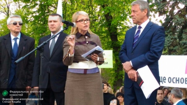 Ученые Украины по "приказу Путина" провели митинг. На митинге ученых киевский журналист назвал майора милиции "чмом", тот утерся