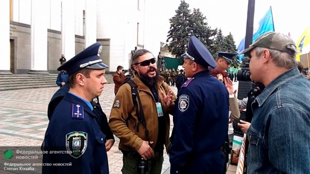 Ученые Украины по "приказу Путина" провели митинг. На митинге ученых киевский журналист назвал майора милиции "чмом", тот утерся