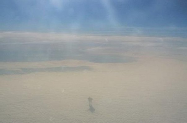 Пассажир самолета увидел человека в облаках 
