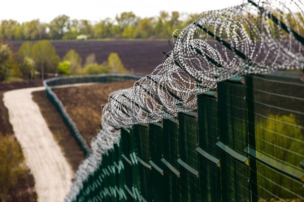 "Великая стена Яценюка" на границе с Россией возведена "Великая стена Яценюка" на границе с Россией возведена