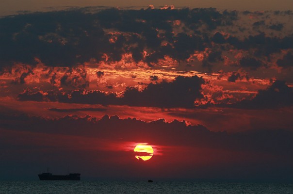 В Каспийском море загорелся российский танкер