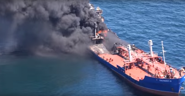 В результате пожара на российском танкере в Каспийском море погиб один человек. Видео пожара