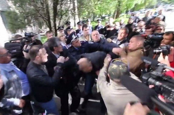Весеннее обострение в незалежной: лидер пророссийской организации избит в Запорожье