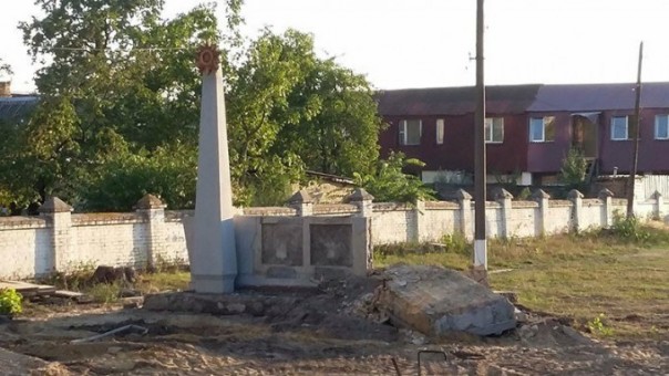 Памятник героям Великой Отечественной уничтожен под Киевом по приказу властей Памятник героям Великой Отечественной уничтожен под Киевом по приказу властей