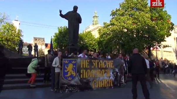 Украинские фашисты прошлись с плакатами гитлеровцев по центру Львова Украинские фашисты прошлись с плакатами гитлеровцев по центру Львова