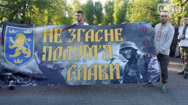 Украинские фашисты прошлись с плакатами гитлеровцев по центру Львова Украинские фашисты прошлись с плакатами гитлеровцев по центру Львова