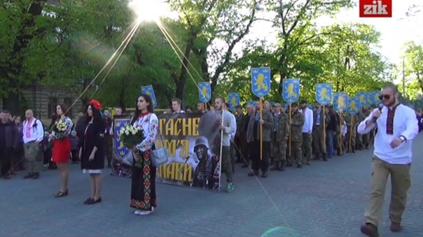 Украинские фашисты прошлись с плакатами гитлеровцев по центру Львова Украинские фашисты прошлись с плакатами гитлеровцев по центру Львова