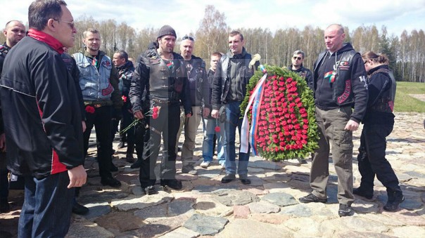 "Ночные волки" возложили цветы к мемориальному комплексу "Хатынь"
