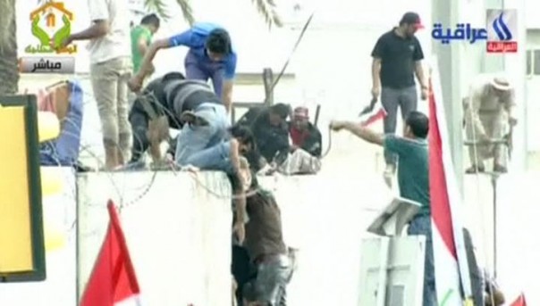 Из-за ворвавшихся в парламент демонстрантов в Багдаде ввели режим ЧП