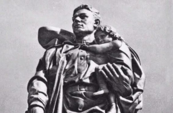 История Воин с ребенком на руках