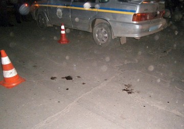 На Украине полицейский ранил мужчину: группа людей напала на правоохранителя