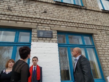 Жители Петровского открыли доску в память о школьнике, заслонившем сестру от снаряда