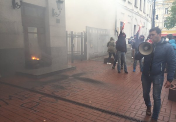 Неизвестные в балаклавах забросали дымовыми шашками здание Россотрудничества в Киеве