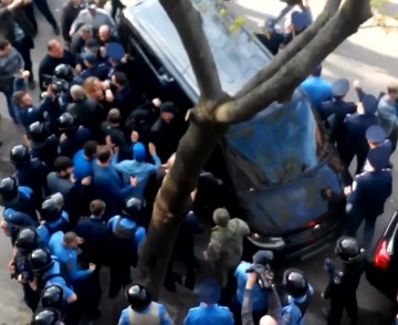 Евромайдановцы напали на участников антикризисного форума в Харькове