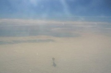 Пассажир самолета увидел человека в облаках