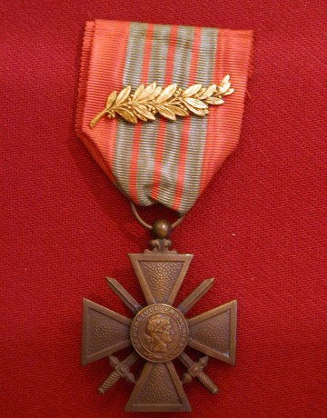 Семья из Франции отдала боевые награды своих предков вдове русского героя, погибшего в Сирии