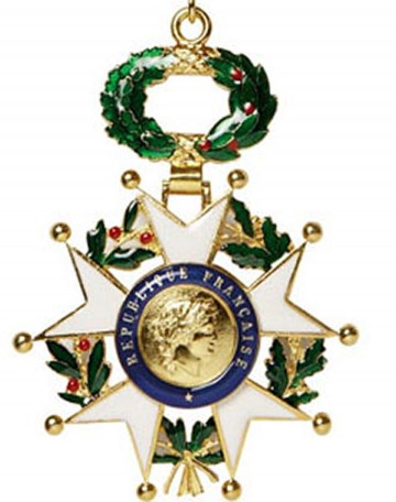 Семья из Франции отдала боевые награды своих предков вдове русского героя, погибшего в Сирии