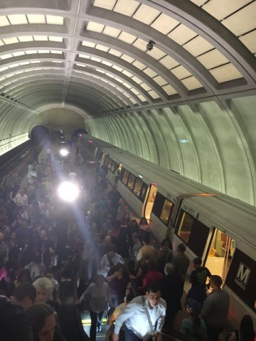 Очевидцы сообщают о взрыве и пожаре в метро в Вашингтоне