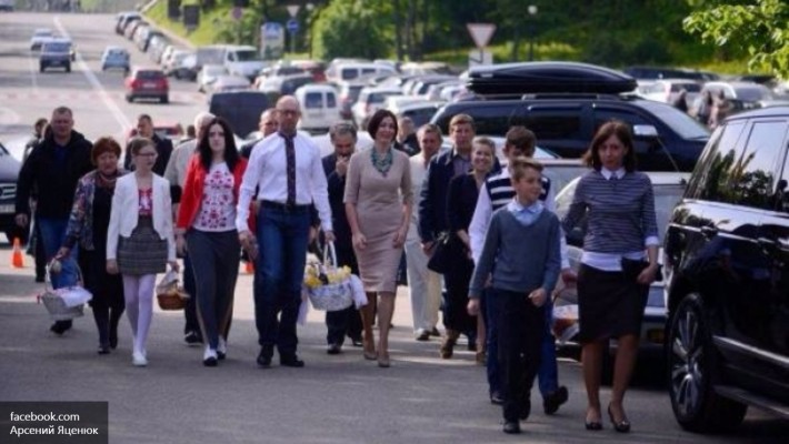 Пасхальный кролик и все-все-все: явление Яценюка народу Пасхальный кролик и все-все-все: явление Яценюка народу