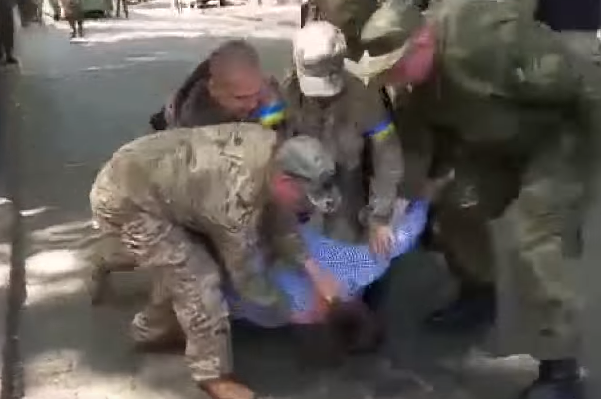 В Одессе Нацгады жестоко задержали "подозрительного" человека