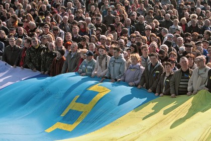 В Крыму татары исполнили "танец единения" и развернули самый большой флаг крымских татар