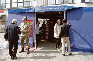 Украинские власти на вокзалах вербуют молодежь Харькова вступить в армию Украинские власти на вокзалах вербуют молодежь Харькова вступить в армию