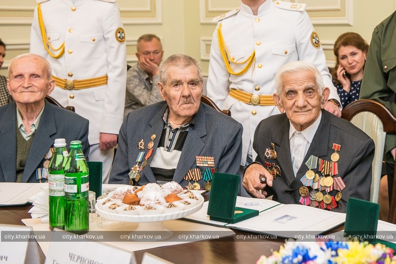 Геннадий Кернес наградил харьковских ветеранов (ФОТО) Геннадий Кернес наградил харьковских ветеранов (ФОТО)