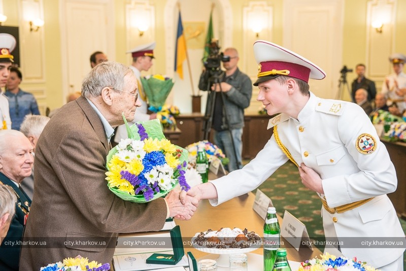 Геннадий Кернес наградил харьковских ветеранов (ФОТО) Геннадий Кернес наградил харьковских ветеранов (ФОТО)