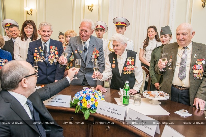 Геннадий Кернес наградил харьковских ветеранов (ФОТО) Геннадий Кернес наградил харьковских ветеранов (ФОТО)