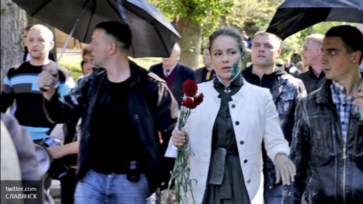 Украинского оппозиционного депутата закидали яйцами и зеленкой в Славянске Украинского оппозиционного депутата закидали яйцами и зеленкой в Славянске
