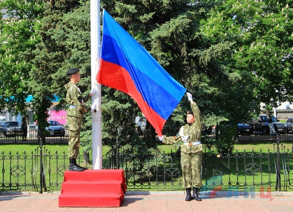В Луганске на годовщину референдума торжественно подняли флаг ЛНР и исполнили новый гимн