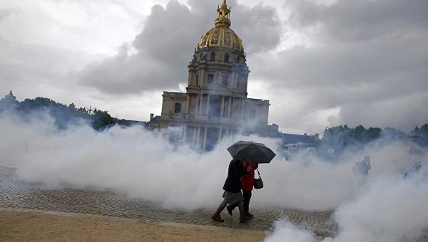 Во время акции протеста в Париже начались столкновения