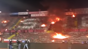 Жаркая игра: футбольные хулиганы подожгли стадион в Турции