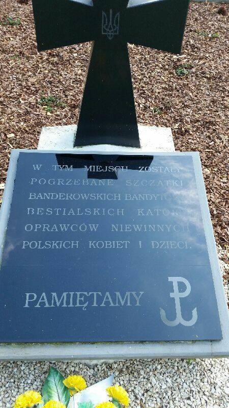 Надпись "бандиты-бандеровцы" появилась на могиле бойцов УПА в Польше Надпись "бандиты-бандеровцы" появилась на могиле бойцов УПА в Польше