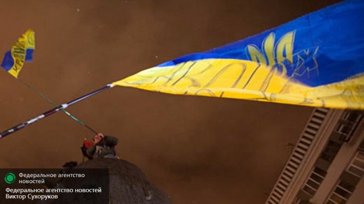 Украинцы попросили Порошенко перевернуть национальный флаг