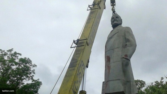 Немецкий клей спас памятник Ленину в Одессе от сноса Немецкий клей спас памятник Ленину в Одессе от сноса